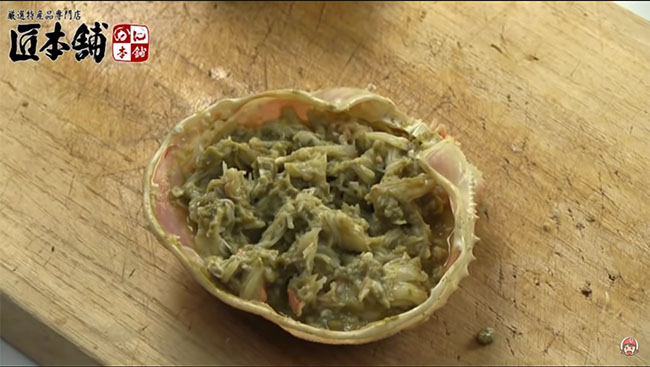 脚肉をカニみそと和えた